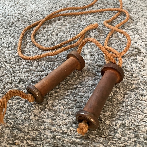 Vintage Antique spool and jute jump rope - Picture 3 of 3